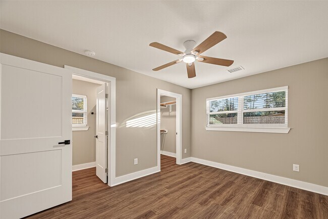 Building Photo - 2103 Woodway Dr