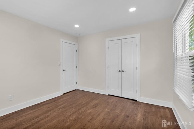 Building Photo - 36 Van Buren Ave