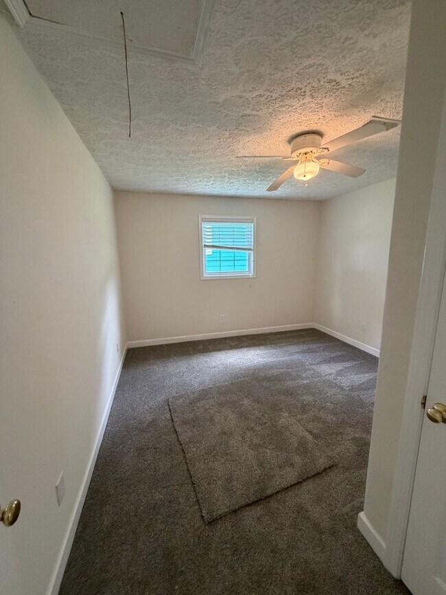 Building Photo - Fabulous 3 bedroom 2 bath in waterfront community!