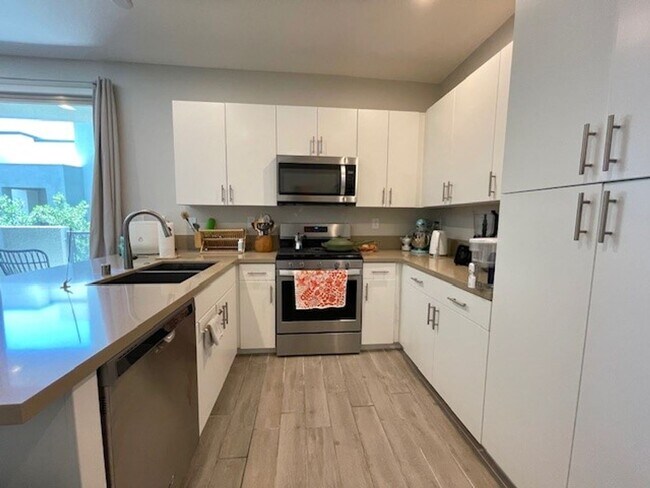 Building Photo - Beautiful Fully Furnished Condo in Affinit...