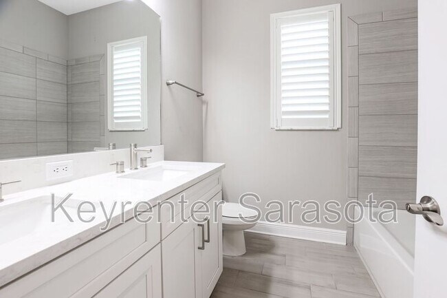 Building Photo - 6133 Lungo Lago Dr