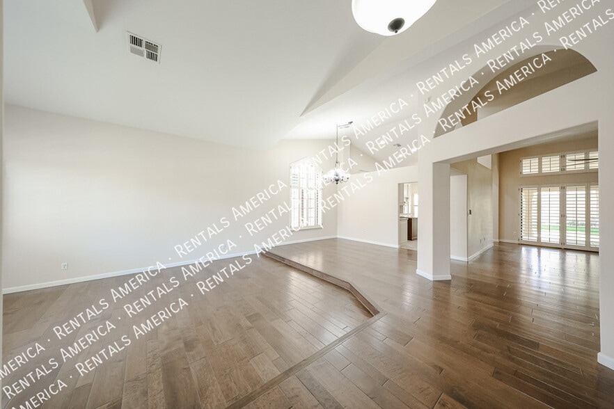 Building Photo - 1635 W Wisteria Dr