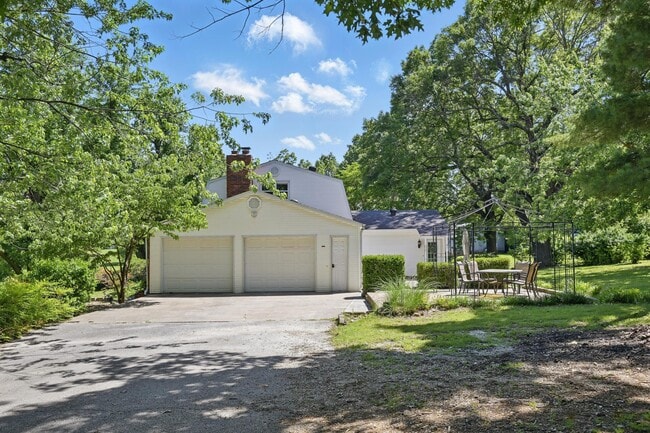Building Photo - 1306 Marion Dr