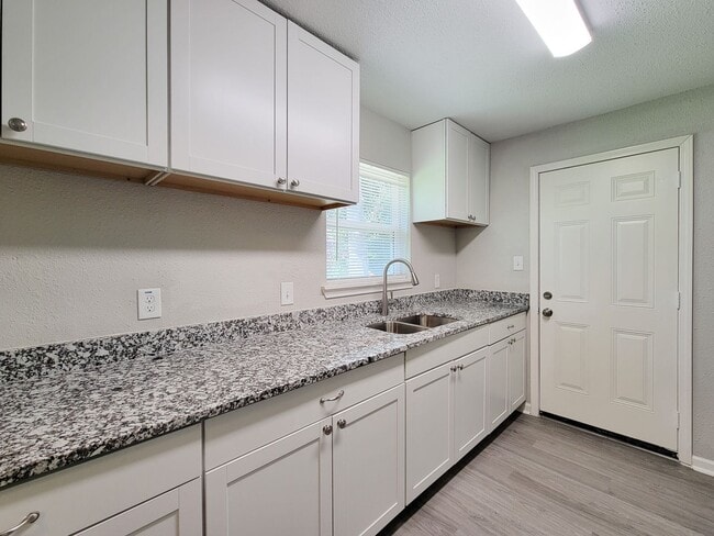 Building Photo - RECENTLY REMODELED 4 BEDROOM 2 BATH LEASE HOME WITH ALL THE UPGRADES.  CHECK THIS OUT.  WON'T LAS...