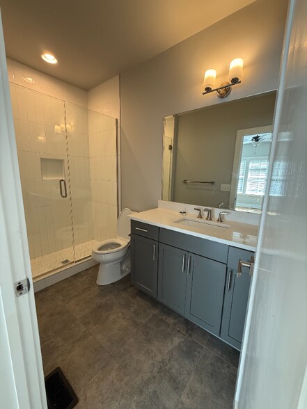 Building Photo - 716 27th Ave N