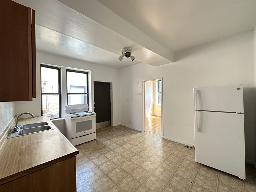 Building Photo - 3147 W Medill Ave