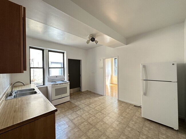 Building Photo - 3147 W Medill Ave