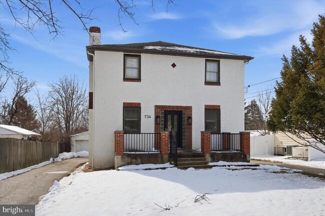 Building Photo - 734 Sunnyside Ave