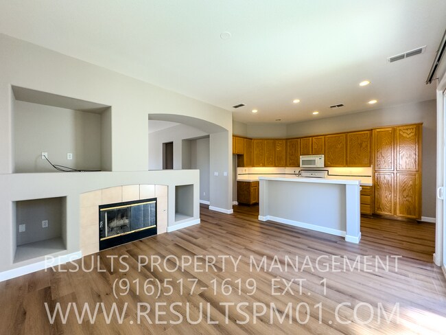 Building Photo - Lovely 4 bedroom Roseville home Olympus po...