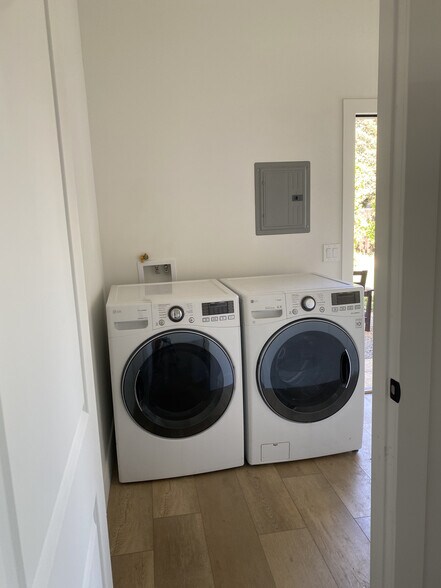 Building Photo - 1392 Calle Crisantemo