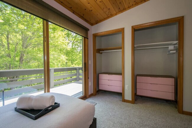 Building Photo - 201 Bluebird Ln