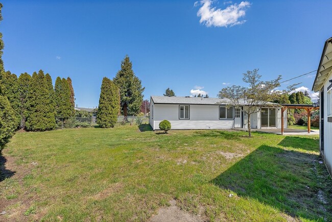 Building Photo - Renovated 3-Bed Rambler in Lakewood | Priv...