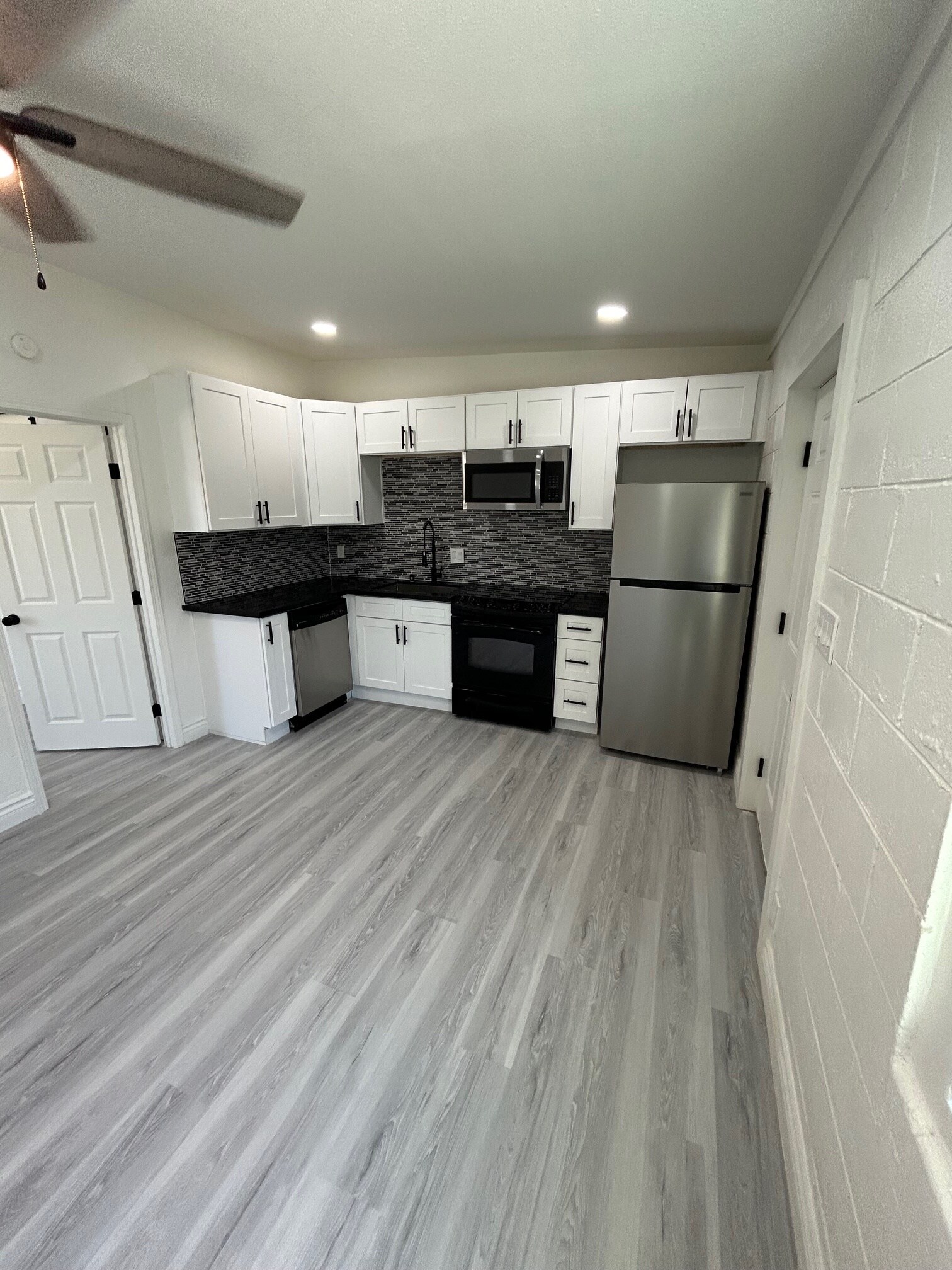 Building Photo - 210 W Monroe Ave