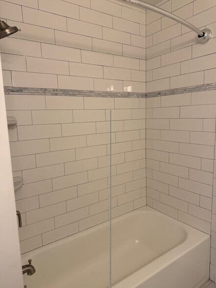 Building Photo - 3121 Patrick Henry Dr