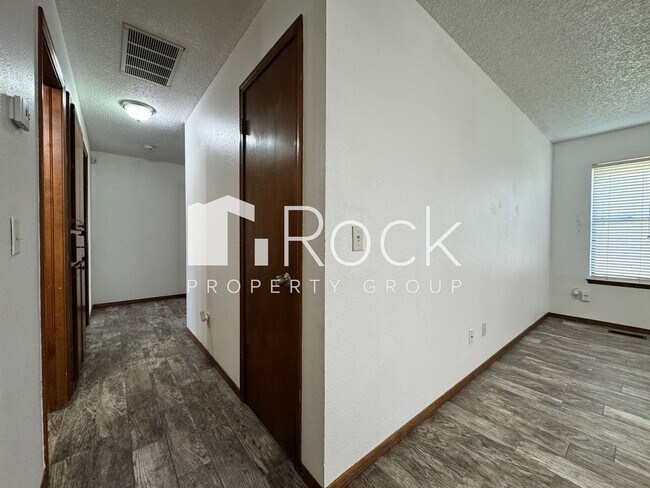 Building Photo - 3 Bedroom, 2 bath, 2 car garage home avail...