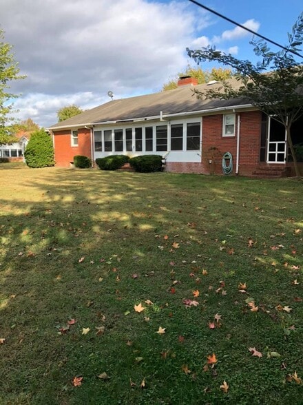 Building Photo - 122 Collins Ave