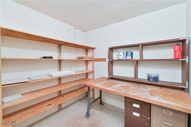 Building Photo - 975 Palm View Dr