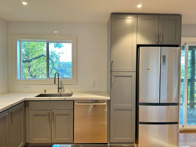 Building Photo - Fairfax Hillside Flat w/Valley Views