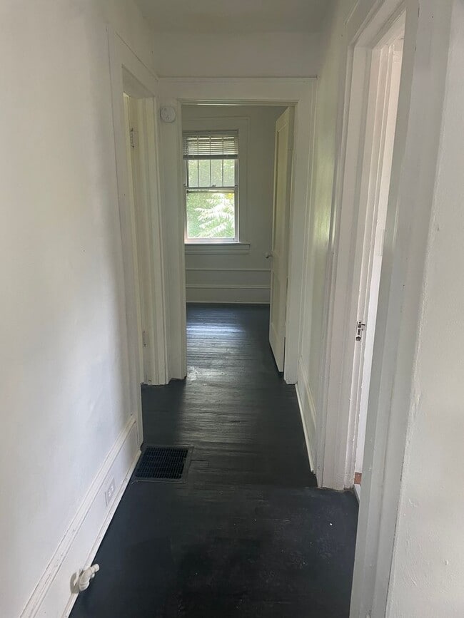 Building Photo - 3 bedroom 1 bath house for rent