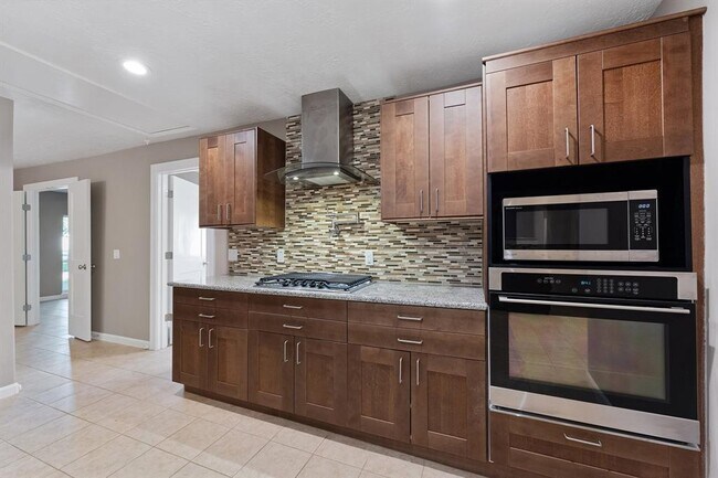 Building Photo - 11 Whittier Dr