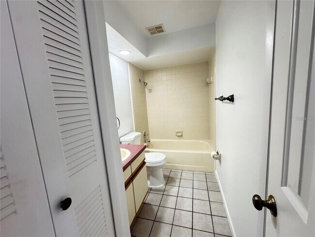 Building Photo - 497 Club Dr