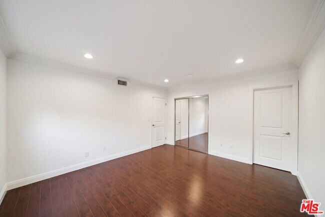 Building Photo - 133 N Swall Dr