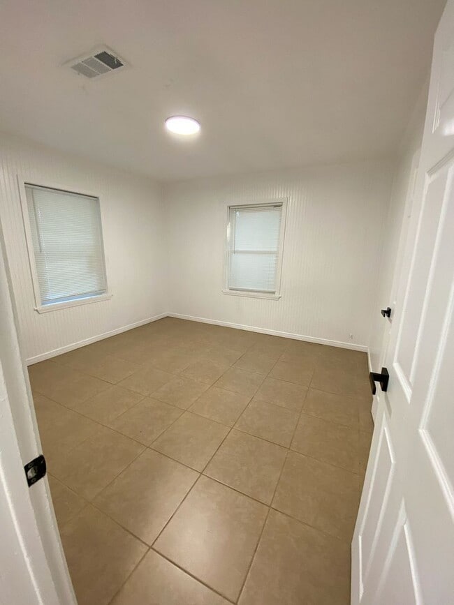 Building Photo - Affordable 2 Bed / 1 Bath Rental in Port N...