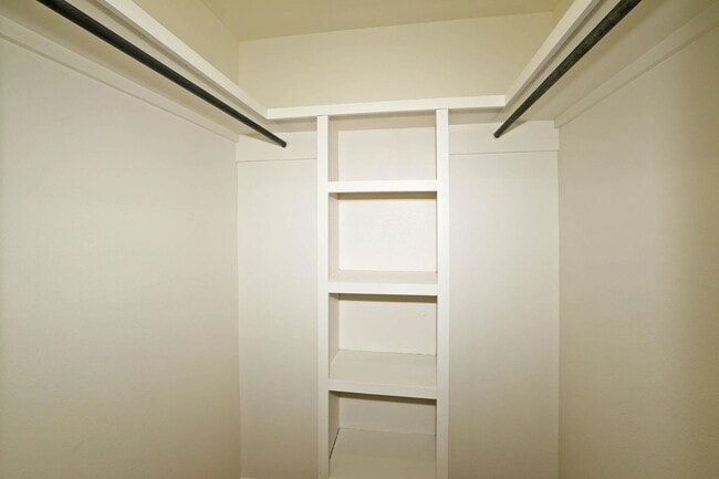 Building Photo - Beautiful 4 bedroom rental in Puckett West!