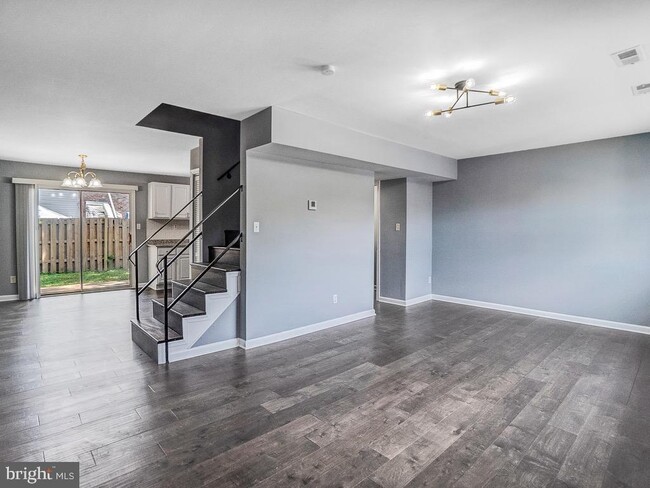 Building Photo - 330 Brock Square