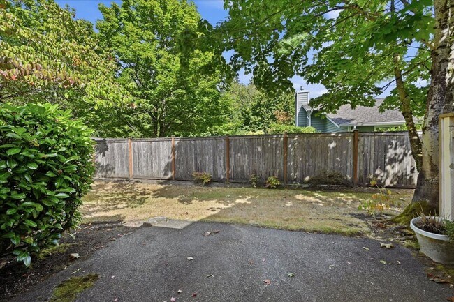 Building Photo - 16006 Village Green Dr
