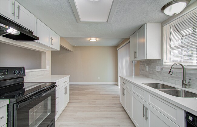 Building Photo - 13843 Rosetta Dr