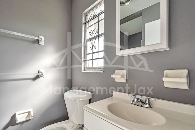 Building Photo - 1130 W 21st St