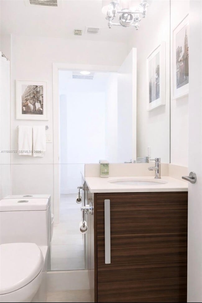 Building Photo - 2020 N Bayshore Dr