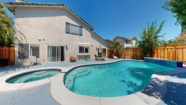 Building Photo - 490 Silvertail Pl