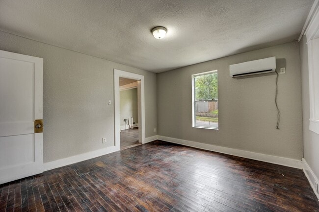 Building Photo - Freshly Updated 2 Bedroom House