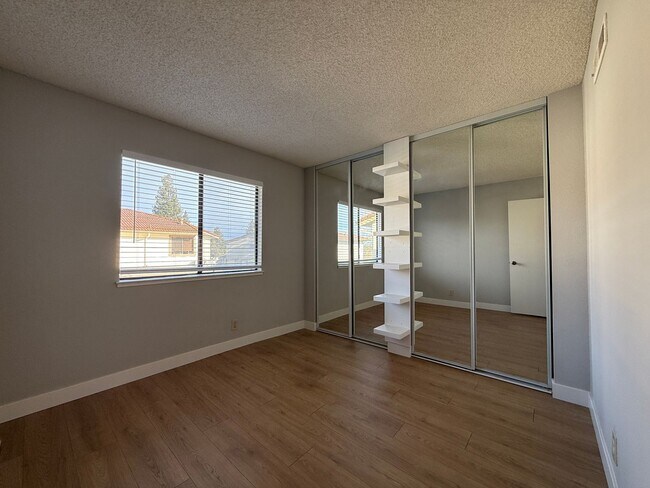 Building Photo - Clean and Spacious 3 Bedroom 1.5 Bath Townhouse Just Steps from Martial Cottle Park!