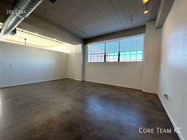 Building Photo - Large 1 Bedroom Loft Downtown