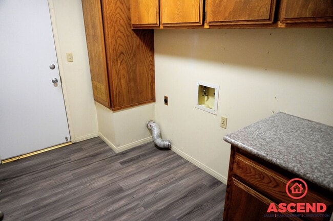 Building Photo - Beautiful Home Located in Oildale!