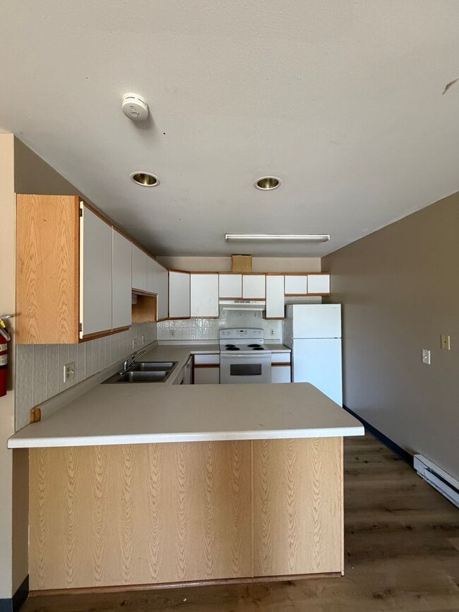 Building Photo - Cozy 3 Bedroom Ready For You to Make Home!!