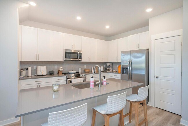 Building Photo - 517 Swanholme Dr