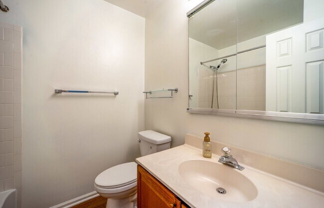 Building Photo - Three-level end unit townhome!