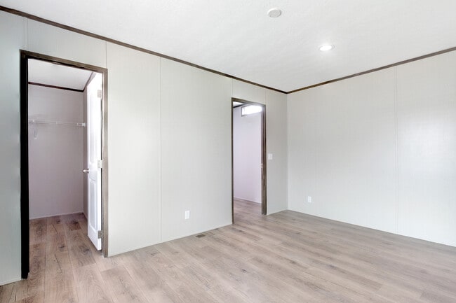 Building Photo - 750 Silent Valley Rd