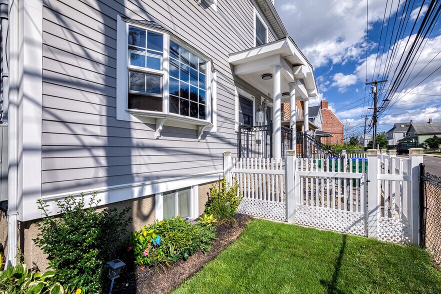 side front yard - 336 Riverside Ave