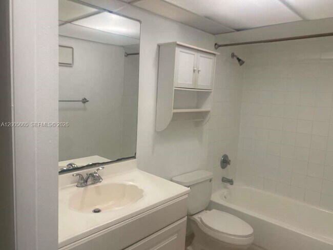 Building Photo - 220 Lakeview Dr