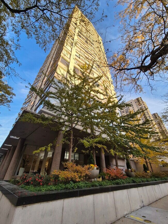 Building Photo - 5757 N Sheridan Rd