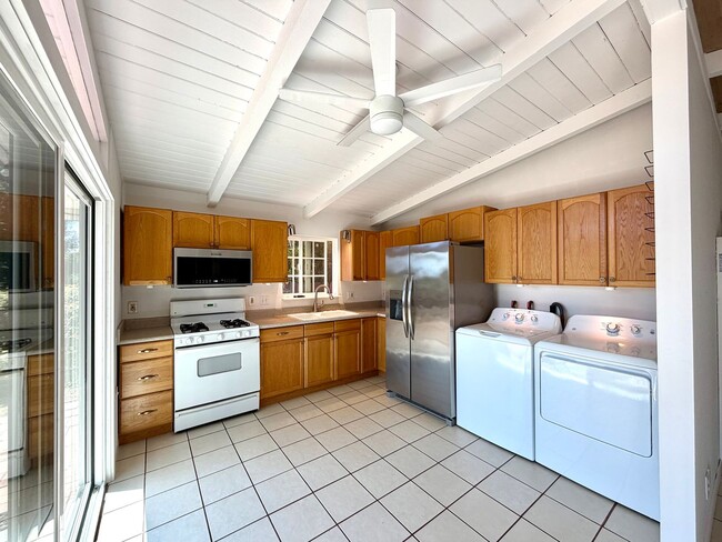 Building Photo - Mid Century Modern 2 bdrm 1 bath