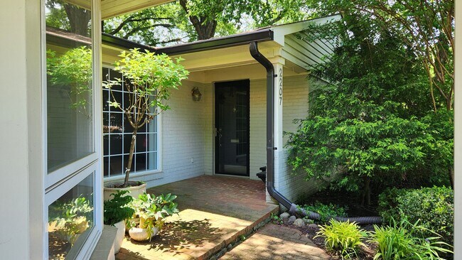 Building Photo - Rare Opportunity In Belle Haven Neighborhood - Yard Work Included in Rent