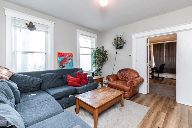 Building Photo - 208 Bosley St