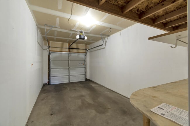 Building Photo - 2 bedroom with attached garage!!