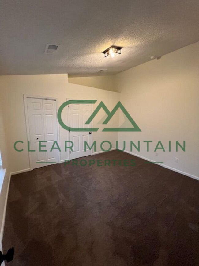 Building Photo - 3 Bedroom Updated Single Family Home